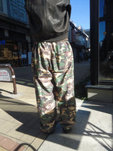 Heisei 로고가 꼬인 땀 바지