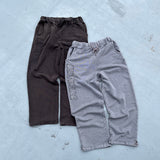 定規の粉とスウェットパンツ