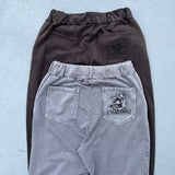 定規の粉とスウェットパンツ