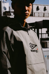 9090 × UMBRO RAGLAN ANORAK