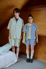 夏の手のひらの上にあるシャツ