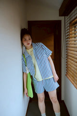 夏の手のひらの上にあるシャツ