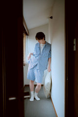 夏の手のひらの上にあるシャツ