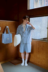 夏の手のひらの上にあるシャツ