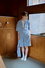 夏の手のひらの上にあるバッグ