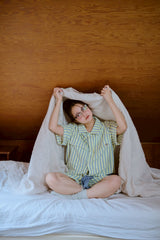 夏の手のひらの上にあるシャツ