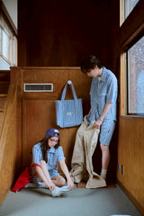 夏の手のひらの上にあるバッグ