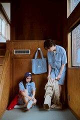 夏の手のひらの上にあるバッグ