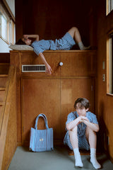 夏の手のひらの上にあるバッグ