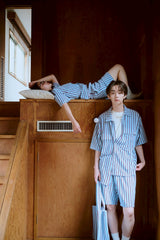 夏の手のひらの上にあるバッグ