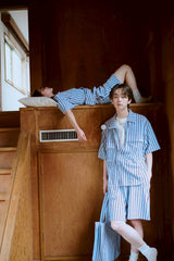 夏の手のひらの上にあるシャツ