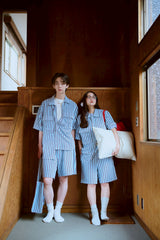 夏の手のひらの上にあるバッグ