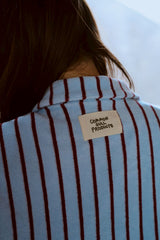 夏の手のひらの上にあるシャツ