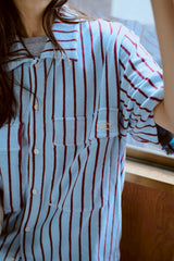 夏の手のひらの上にあるシャツ