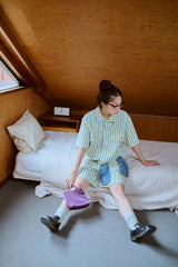 夏の手のひらの上にあるシャツ