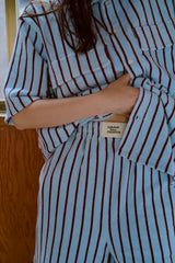 夏の手のひらの上にあるシャツ