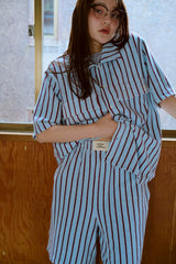 夏の手のひらの上にあるシャツ