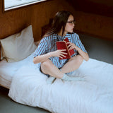 夏の手のひらの上にあるシャツ