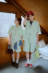 夏の手のひらの上にあるシャツ