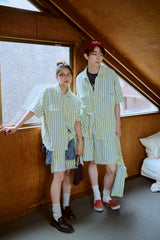 夏の手のひらの上にあるバッグ