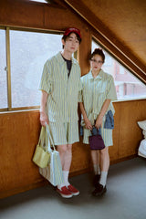 夏の手のひらの上にあるシャツ