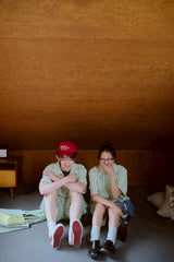 夏の手のひらの上にあるシャツ