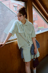 夏の手のひらの上にあるシャツ