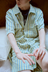 夏の手のひらの上にあるシャツ