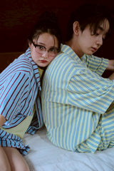 夏の手のひらの上にあるシャツ