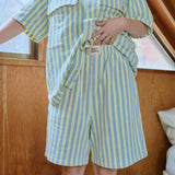 夏の手のひらの上にあるパンツ