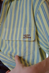 夏の手のひらの上にあるシャツ