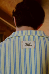 夏の手のひらの上にあるシャツ