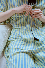 夏の手のひらの上にあるパンツ