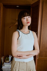 背の喪失感とリボン結びタンク