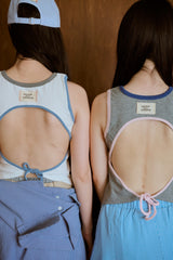 背の喪失感とリボン結びタンク