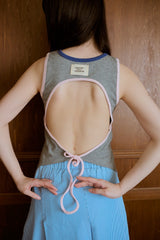 背の喪失感とリボン結びタンク