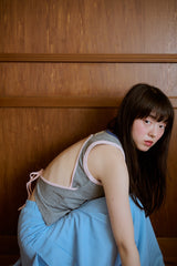 背の喪失感とリボン結びタンク