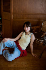 背の喪失感とリボン結びタンク