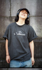 年輕歌曲X厘米尺徽標T卹