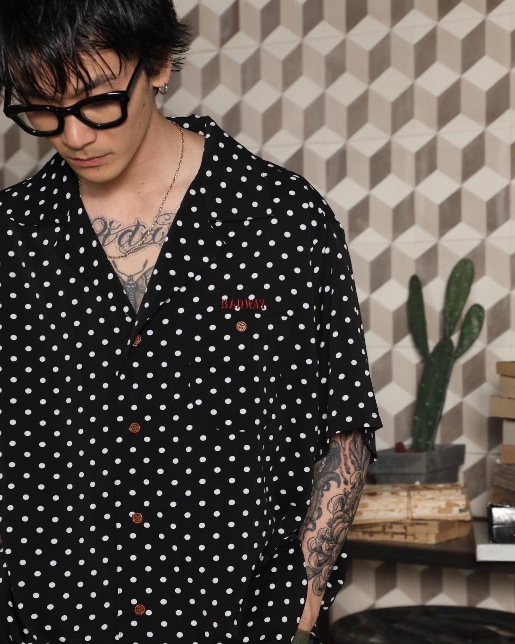 Open collar dot shirt – YZ