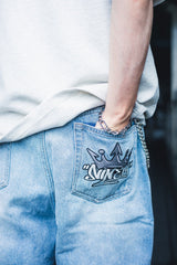 國王徽標損壞牛仔布
