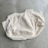 搖搖欲墜的新聞紙背心