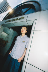 國王徽標開放式衣領襯衫