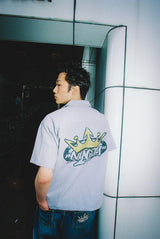 國王徽標開放式衣領襯衫