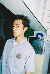 國王徽標開放式衣領襯衫