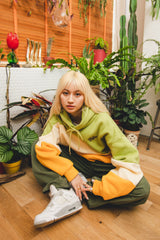 超過三色連帽衫