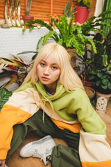 超過三色連帽衫