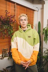 超過三色連帽衫