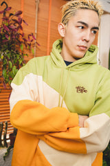 超過三色連帽衫