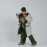 搖搖欲墜的新聞紙背心